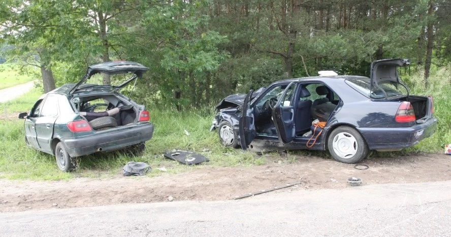 Nieszczęśliwy wypadek dwóch osobówek     