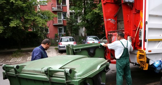 Firmy wywożące odpady z Częstochowy w województwie śląskim już na początku czerwca zabrały pojemniki, choć umowy na wywóz śmieci obowiązują do końca miesiąca. Wojewoda Zygmunt Łukaszczyk uznał, że  firmy  mogły narazić mieszkańców na zagrożenie epidemiologiczne. 