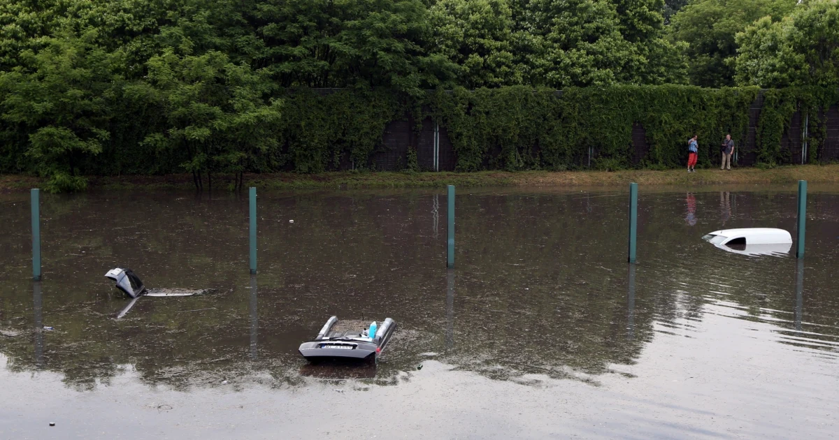 Zdaniem władz Warszawy, nikt nie ponosi winy za niedzielne zalanie trasy Armii Krajowej. Jezioro, które utworzyło się na jezdni nie było spowodowane złym stanem drogi - twierdzi stołeczny Ratusz. Winę, za uszkodzenia samochodów ponoszą... kierowcy.
