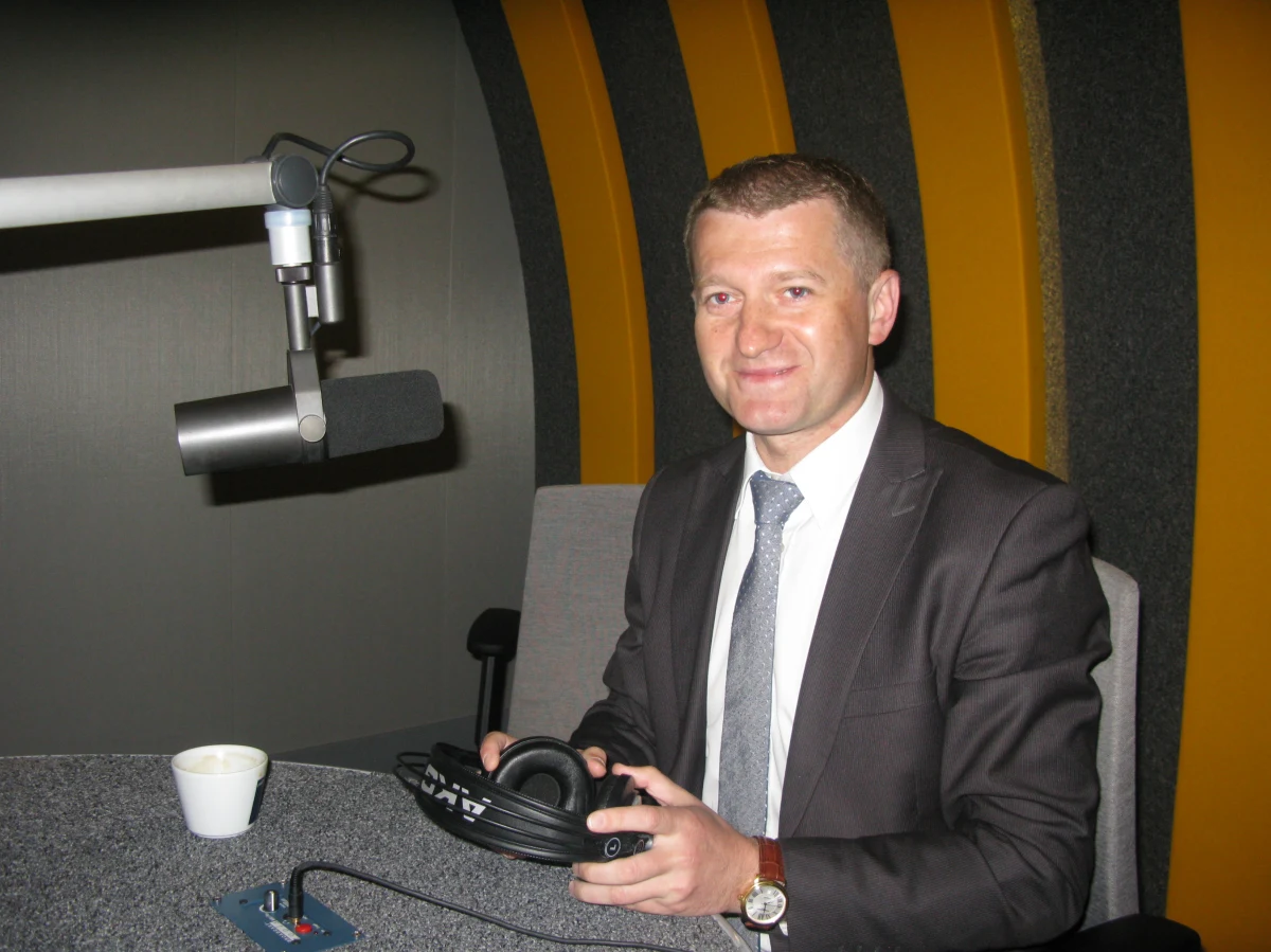 "Tuska do Parlamentu Europejskiego wypychali ci, którzy chcieli zająć jego miejsce. Kliku polityków doradzało premierowi wyjazd do Brukseli. Oni chcieli wypchnąć go z Polski, ale premier potrzebny jest tutaj. Tusk jest skuteczny. A my wciąż zwalczamy falę kryzysu. Wkrótce będą nowe propozycje" - mówi Ireneusz Raś w Kontrwywiadzie RMF FM. "Jestem twardym konserwatystą i stronnikiem koalicji z PSL. Dywagując o koalicji z SLD zachowałbym się nieelegancko. Mamy dobrego partnera. Jesteśmy z nim na dobre i złe przez wiele lat. Mam nadzieję, że ten serial będzie trwał po 2015 roku" - dodaje gość RMF FM.