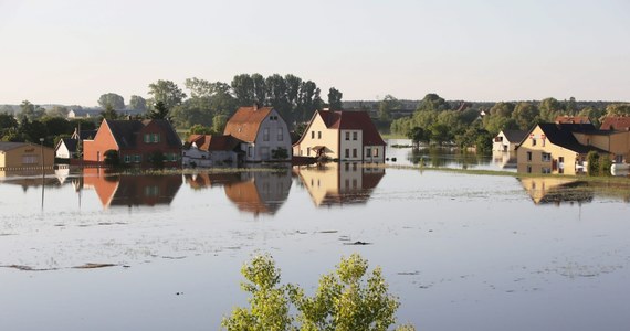 ​Fala powodziowa na Łabie przesuwa się na północ Niemiec. Na części zagrożonych terenów trwa ewakuacja mieszkańców, a w miejscowości Fischbeck, gdzie poprzedniego dnia doszło do przerwania wału, trwają prace nad załataniem wyrwy.