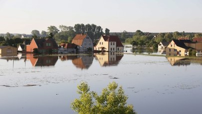 Woda nadal zalewa Niemcy. Łatają wyrwę w wale na Łabie
