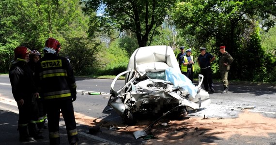 Jedna osoba zginęła, a dziewięć jest rannych w wyniku czołowego zderzenia samochodu osobowego i autobusu komunikacji miejskiej. Do wypadku doszło na ul. Przestrzennej w Szczecinie. Ofiara to kierowca samochodu osobowego. 