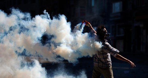 Policja ponownie starła się wieczorem z tłumem zebranym na placu Taksim w Stambule i rozpędziła część antyrządowych manifestantów. Przed południem siły porządkowe przejęły kontrolę nad placem, ale protestujący zebrali się tam znów po południu. 