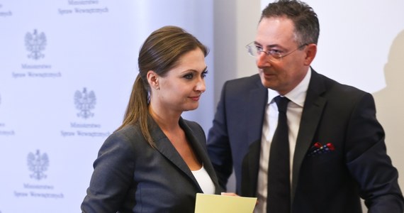 "Sytuacja w Opolu nie była jednoznaczna" - mówi minister spraw wewnętrznych Bartłomiej Sienkiewicz i jak dodaje, aby uniknąć podobnych sytuacji powołuje pełnomocnika ds. równego traktowania w służbach mundurowych. Została nim Monika Sapieżyńska. 