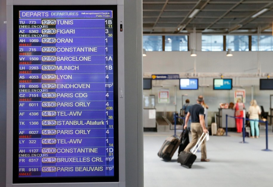 /GUILLAUME HORCAJUELO  /PAP/EPA