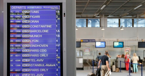 Tysiące rejsów lotniczych odwołano we Francji, w drugim dniu strajku kontrolerów lotów, przeciwnych liberalizacji wspólnej europejskiej przestrzeni powietrznej. Na jutro strajk zapowiedzieli pracownicy kolei SNCF przeciwni podziałowi państwowej firmy. 