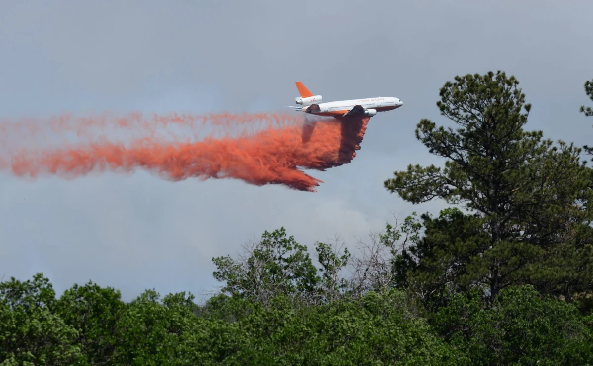 ​Pożar lasu w pobliżu miasta Colorado Springs w amerykańskim stanie Kolorado zmusił do ucieczki tysiące ludzi. Jak poinformowała wczoraj wieczorem (czasu miejscowego) stacja telewizyjna CNN, spłonęło już blisko 100 domów.