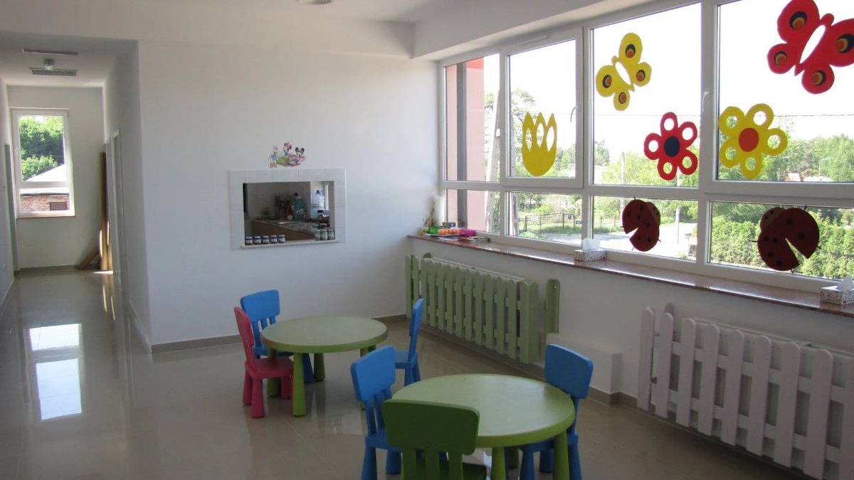 Jest unijne dofinansowanie, jest gotowy i lśniący nowością żłobek, na dzieci czekają zabawki i opiekunowie, ale integracyjny żłobek w stolicy nie może od dwóch miesięcy zostać otwarty. Urzędnicy uznali, że fundacja, która chce uruchomić placówkę, musi udowodnić, że prowadziła budowę żłobka, choć powstał on w miejscu planowanej przychodni. To nie żart - to prawno-urzędniczy absurd z warszawskiej Białołęki. Swoją interwencję w tej sprawie zapowiedział już minister pracy Władysław Kosiniak - Kamysz.