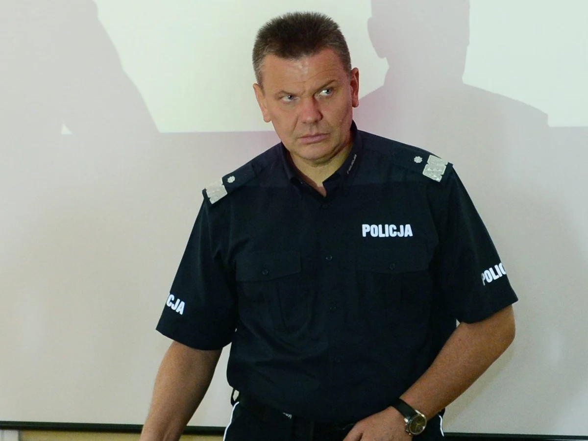 Zastępca komendanta głównego policji złożył zawiadomienie do Prokuratury Generalnej w sprawie wczorajszego pozwu Tomasza Kaczmarka. Poseł PiS twierdzi, że Mirosław Schossler romansował z podwładną i awansował ją na wysokie stanowisko. "Nic takiego nie zrobiłem" - broni się wiceszef policji. 