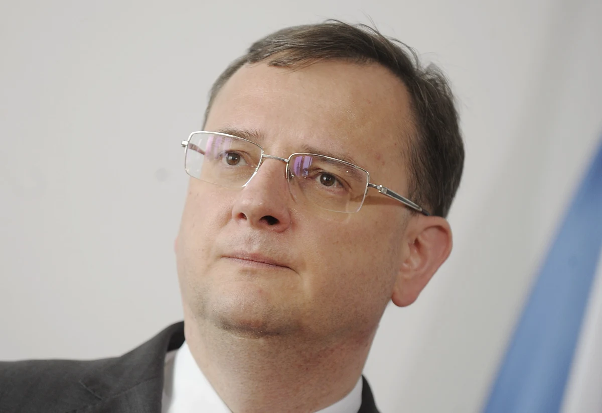Czeski premier Petr Neczas zadeklarował, że nie zrezygnuje ze stanowiska w związku z aferą korupcyjną, która doprowadziła do aresztowania jego najbliższych współpracowników. Szef czeskiego MSW Jan Kubice potwierdził doniesienia mediów, że w ramach rozległego śledztwa antykorupcyjnego policja weszła w nocy do siedziby rządu. Według agencji CTK aresztowano m.in. szefa urzędu rady ministrów Lubomira Poula. 