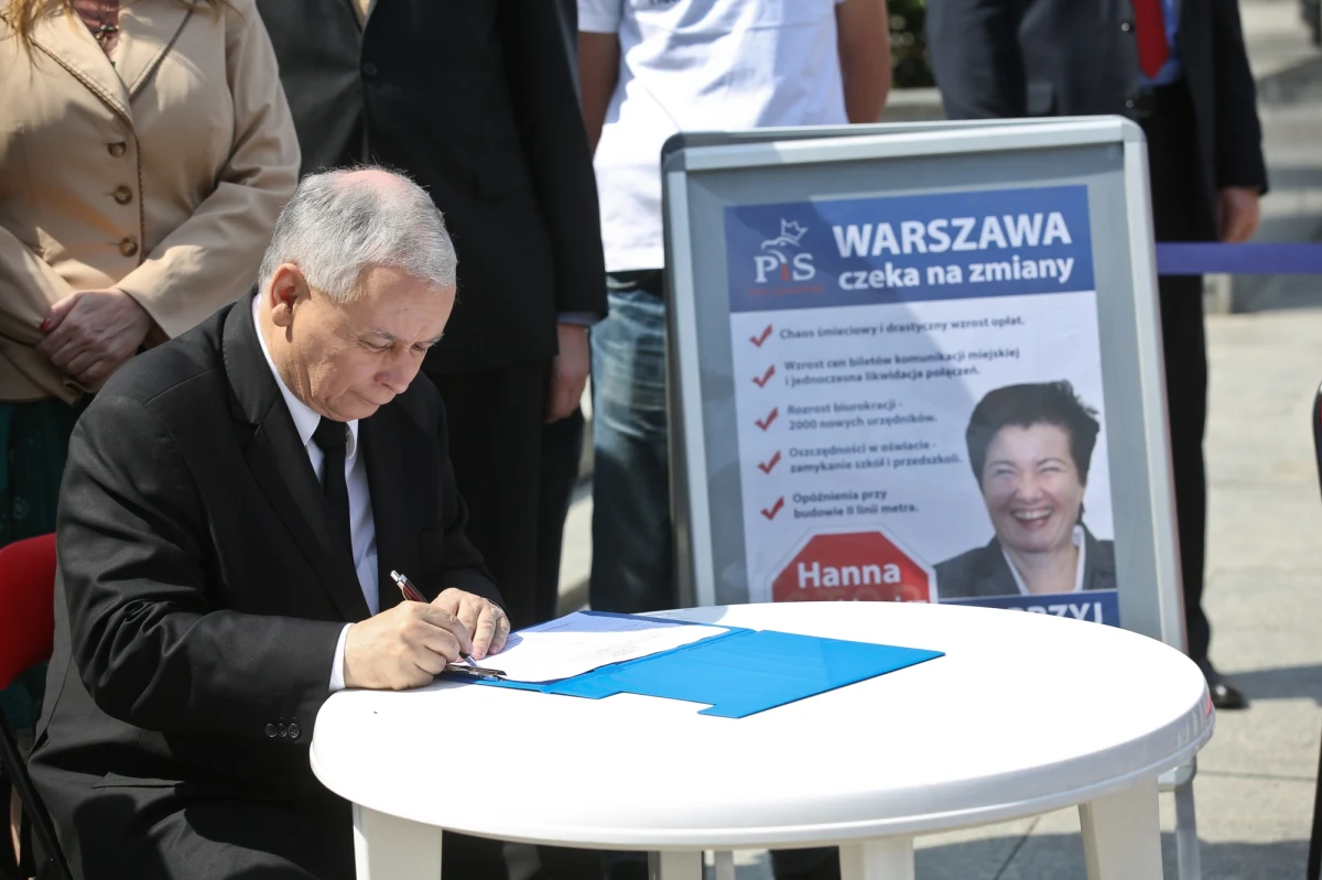 ​Prezes PiS Jarosław Kaczyński podpisał się pod wnioskiem o referendum ws. odwołania prezydent Warszawy Hanny Gronkiewicz-Waltz. Podkreślił, że poziom zadłużenia i bałaganu w mieście oraz kompromitacji prezydent jest już nie do wytrzymania dla mieszkańców stolicy.