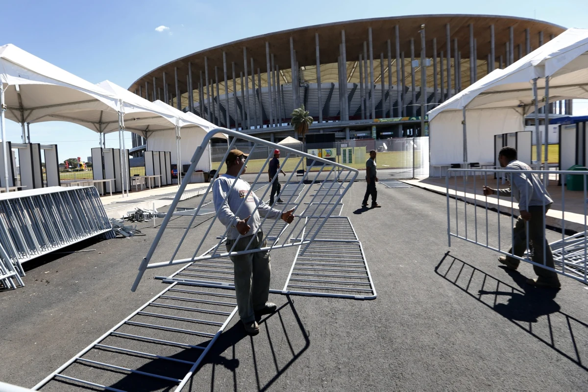 W Brazylii początek Pucharu Konfederacji. Dla organizatorów przyszłorocznego mundialu to ważny test organizacyjny. Dla piłkarzy z ośmiu państw walka o prestiż, ale i wielka przygoda, bo oprócz takich potęg jak Brazylia, Włochy czy Hiszpania wystąpi piłkarski Kopciuszek, czyli amatorzy z Tahiti. W meczu otwarcia "Canarinhos" zagrają z Japonią. Wielki finał w Rio de Janeiro 30 czerwca.