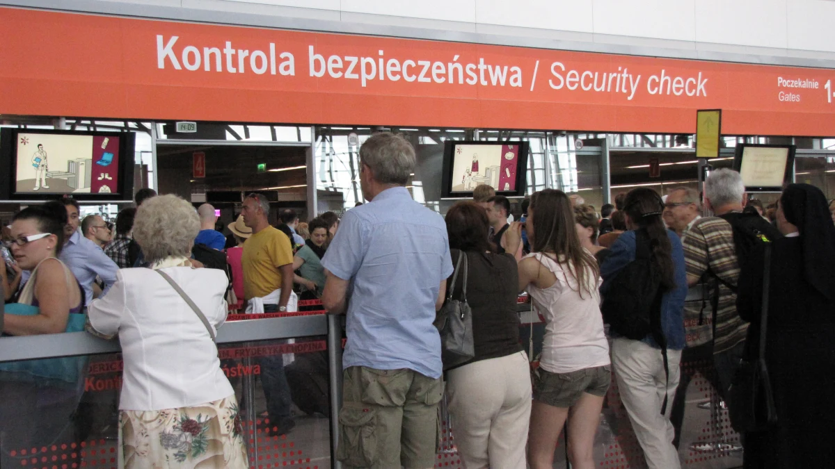 Kilkuset pasażerów dosłownie tłoczyło się w piątek w kolejkach do kontroli bezpieczeństwa na warszawskim lotnisku im. Fryderyka Chopina. Część z nich nie zdążyła na samolot. "Nie radzimy sobie" – przyznał bezradnie rzecznik portu Przemysław Przybylski. 