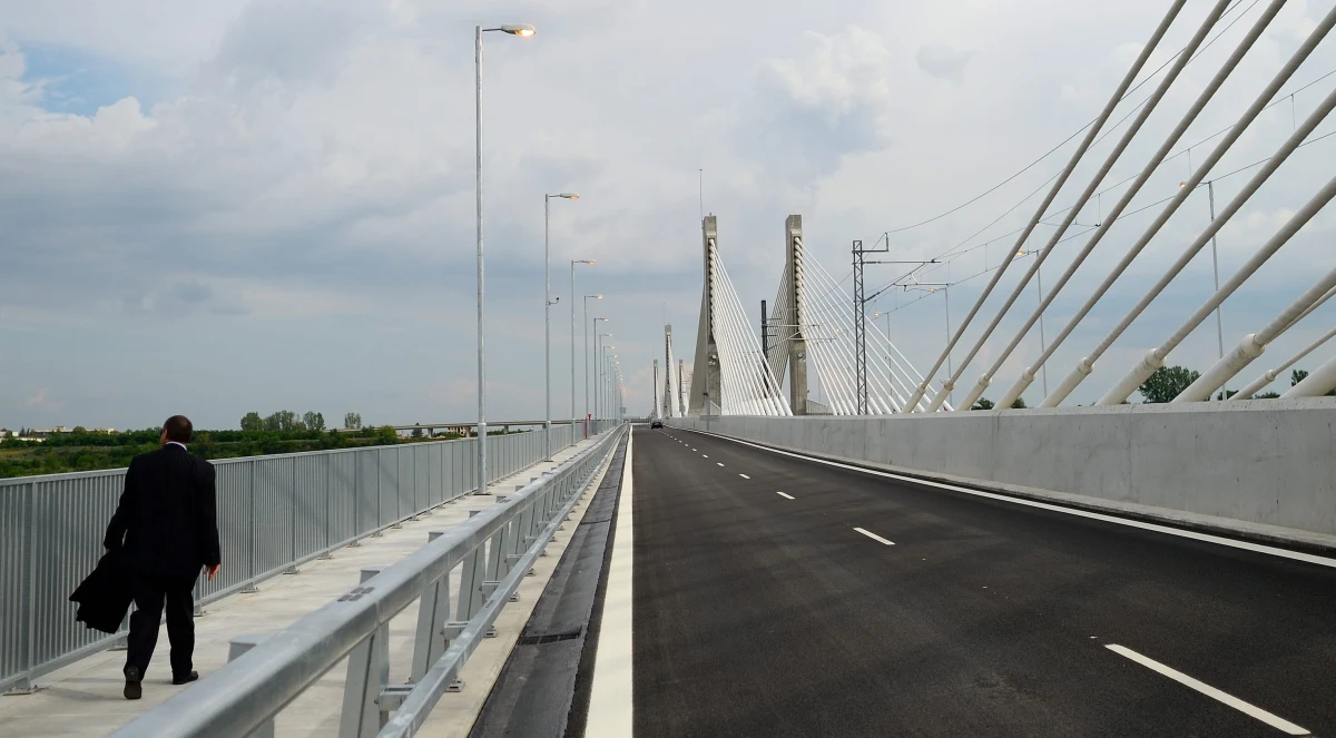 Bułgarię i Rumunię połączył nowy most na Dunaju. Ma 1791 metrów długości, po dwa pasy w każdą stronę dla samochodów, zelektryfikowaną linię kolejową, chodniki dla pieszych i drogę dla rowerzystów.  