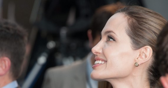 Po prewencyjnej mastektomii, której poddała się Angelina Jolie, w internecie szerzy się zjawisko sprzedaży "domowych" testów genetycznych. Rzekomo pozwalają one odkryć istnienie ryzyka zachorowania na raka piersi. Ostrzeżenie, by ich nie kupować wystosowali onkolodzy podczas międzynarodowego sympozjum w Neapolu na temat raka piersi.