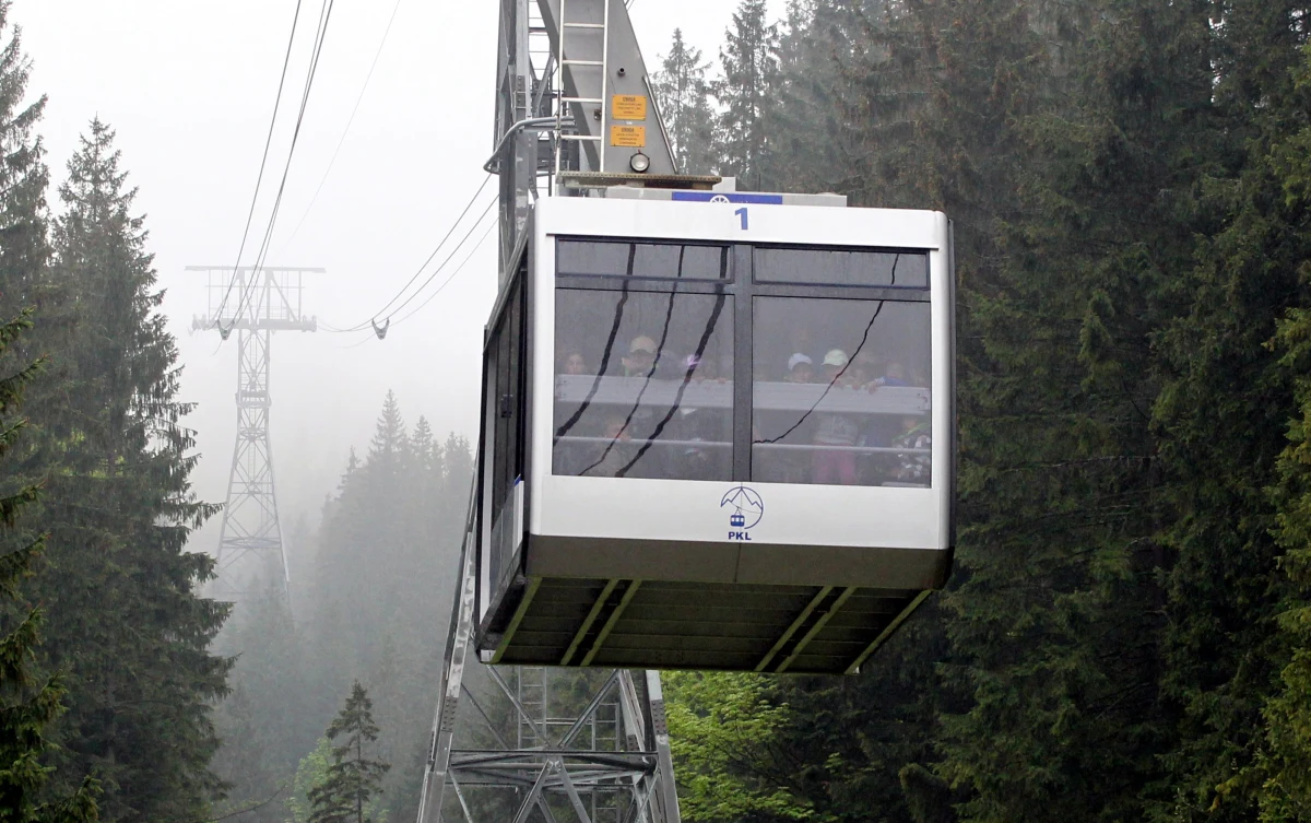 Czy Zakopane, Poronin, Kościelisko i Bukowina Tatrzańska wycofają się z zakupu Polskich Kolei Linowych? Inwestycję próbują zablokować zakopiańscy radni - informuje "Rzeczpospolita". Zorientowali się, że właścicielem kolejki na Kasprowy Wierch i innych dochodowych atrakcji staną się nie cztery gminy, lecz Mid Europa Partners - fundusz inwestycyjny, który samorządowcy dobrali sobie do tej transakcji.
