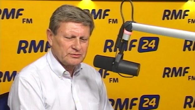 To czarna propaganda. To nie jest uczciwe! - mówi Leszek Balcerowicz w Kontrwywiadzie RMF FM o opiniach rządu na temat OFE. To, co rząd chce zaproponować - możliwość wyboru i przenoszenia pieniędzy z OFE do ZUS - to kolejna wersja przekrętów emerytalnych. Proponując to, rząd powinien zaproponować także możliwość przenoszenia pieniędzy w drugą stronę - z ZUS do OFE. W innym wypadku to nie będzie uczciwe, to nie będzie przyzwoite. Dzisiejsze doniesienia o wydatkach PO na wino i cygara są bulwersujące, ale to, co dzieje się w sprawie reformy emerytalnej, to prawdziwy wstyd” - mówi gość RMF FM. - Zabrać pieniądze na finansowanie partii z budżetu. Jak nie będzie tych pieniędzy, nie będzie pokus - dodaje.