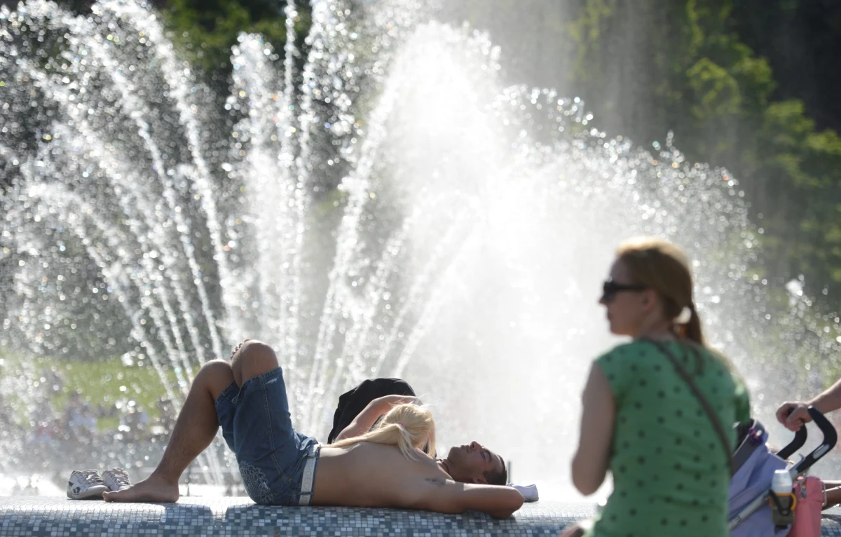 Dużo słońca, bardzo wysokie temperatury, ale także burze i gradobicia. Taka aura towarzyszyć będzie nam przez najbliższe dni. Najcieplej będzie w czwartek - wtedy termometry wskażą nawet 36 stopni! Upałom będą towarzyszyć miejscami gwałtowne opady deszczu i wichury. 