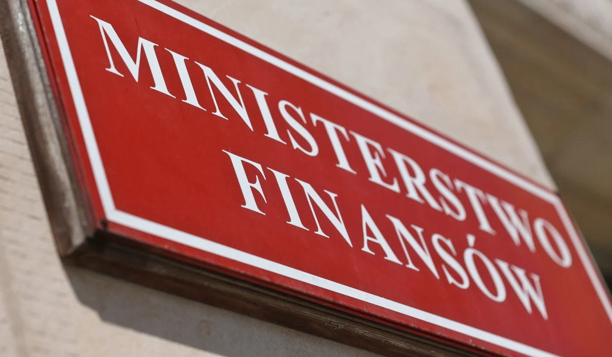 Jest takie miejsce, gdzie problem bezrobocia nie istnieje. To Ministerstwo Finansów. Jacek Rostowski zatrudni sobie w tym tygodniu kolejnego, dziewiątego już wiceministra - ustalił reporter RMF FM Krzysztof Berenda. Będzie to rekomendowana przez PSL dr Dorota Podedworna-Tarnowska ze Szkoły Głównej Handlowej.