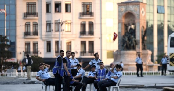 Po kolejnych nocnych starciach między antyrządowymi demonstrantami a policją stambulski plac Taksim został otwarty dla pieszych. Nadal jednak nie są tam wpuszczane pojazdy. Według świadków, dziś rano na placu i sąsiednich ulicach widać było wzmocnione siły policyjne. 