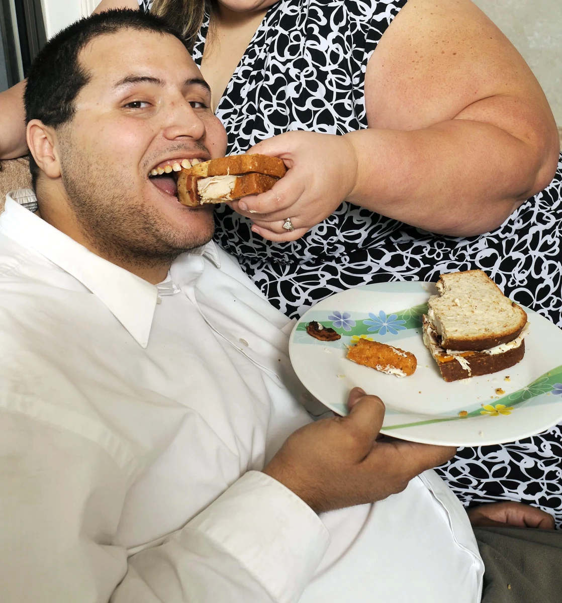 Nadwaga ojca przed poczęciem dzieci może mieć wpływ na ich późniejsze kłopoty z wagą. Takie zaskakujące wyniki przynoszą badania wykonane przez naukowców z Ohio University na myszach. Potomstwo otyłych samców myszy nadmiernie tyło mimo utrzymywania go na niskotłuszczowej diecie. Informacje na ten temat przedstawiono w weekend podczas dorocznego zjazdu The Endocrine Society w San Francisco.