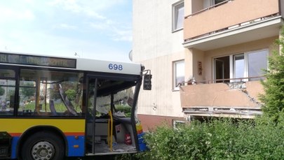Wypadek autobusu w Płocku: Pojazd uderzył w budynek [ZDJĘCIA]
