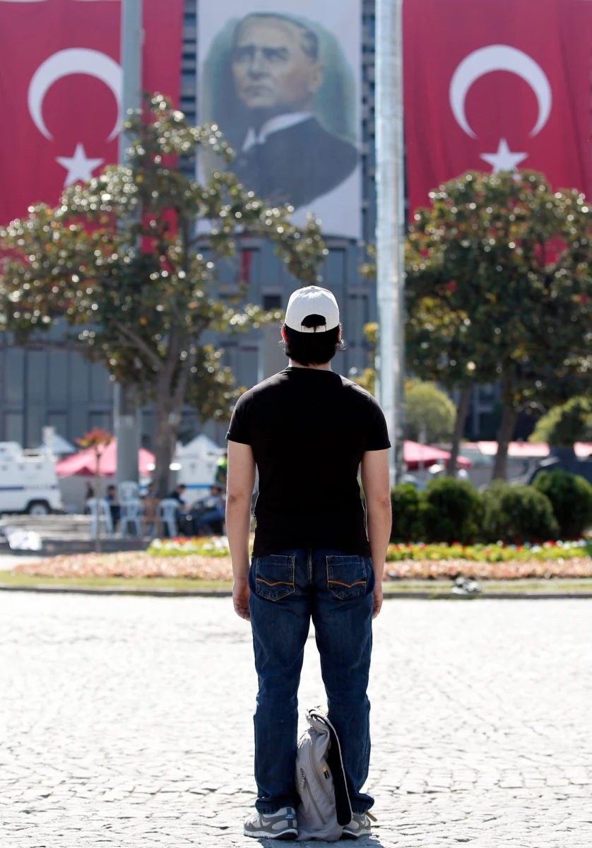 "Durandam", czyli "stojący mężczyzna", stał się symbolem protestujących na placu Takism w Turcji. Zdjęcie wyprostowanego człowieka, który stoi na środku placu w milczeniu, w ciągu kilka godzin obiegło świat.