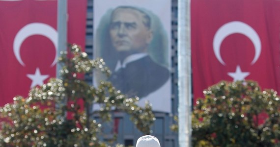 "Durandam", czyli "stojący mężczyzna", stał się symbolem protestujących na placu Takism w Turcji. Zdjęcie wyprostowanego człowieka, który stoi na środku placu w milczeniu, w ciągu kilka godzin obiegło świat.