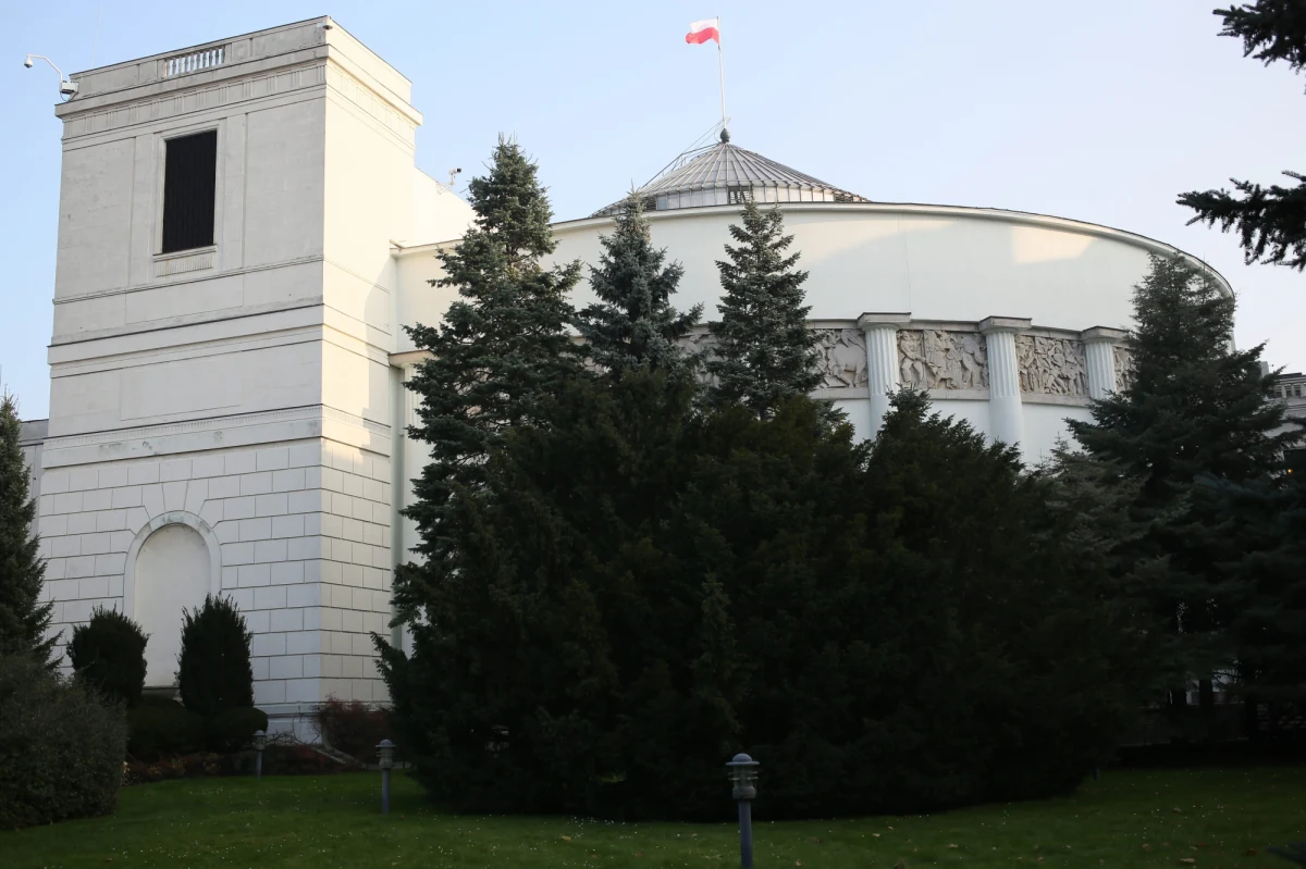 Właśnie rozstrzygnięto przetarg na budowę ciężkich, stalowych, automatycznych zapór, które mają powstrzymać wtargnięcie rozpędzonym samochodem na teren Sejmu. Dodatkowe zabezpieczenia będą kosztować aż 3,5 miliona złotych. 