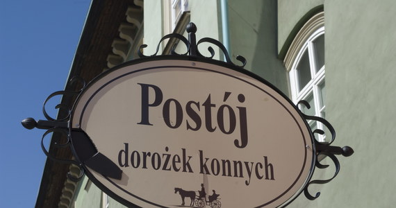 Choć w upały koniom miało być lżej, to dorożki na krakowskim Rynku Głównym nadal stoją w pełnym słońcu. Magistrat nie wyznaczył postoju na Plantach i nie kupił termometru - stwierdza "Dziennik Polski".