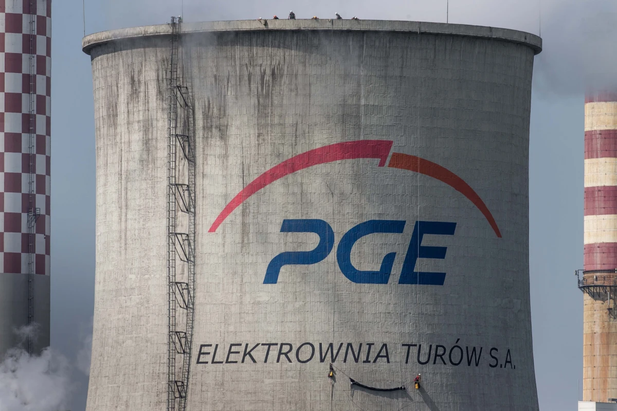 19 osób usłyszało zarzut naruszenia miru domowego, jedna - kradzieży. Ekolodzy z Greenpeace, którzy wczoraj weszli na teren elektrowni Turów w Bogatyni i kilka godzin okupowali ponad stumetrowy komin, spotkali się dziś z prokuratorem - informuje reporterka RMF FM Barbara Zielińska.