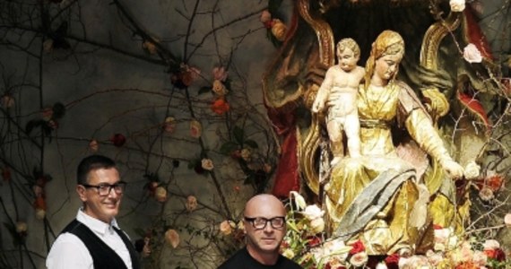 Sąd w Mediolanie skazał na rok i 8 miesięcy dwóch włoskich projektantów mody Domenico Dolce i Stefano Gabbanę. Byli oskarżeni o oszustwa podatkowe na sumę 200 milionów euro. Czworo ich współpracowników otrzymało wyroki poniżej 2 lat w zawieszeniu.