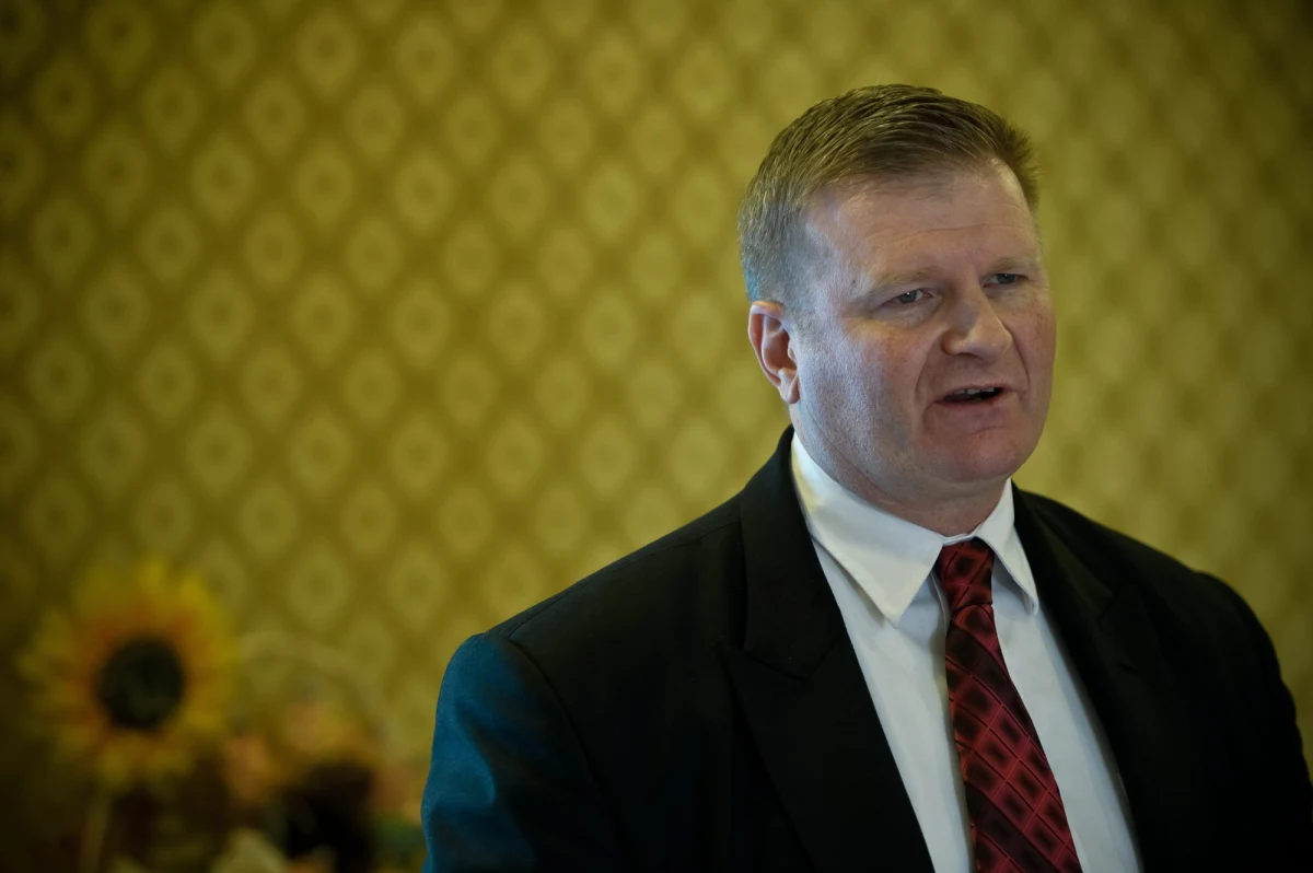 Dlaczego wiercący w polskich łupkach amerykański koncern Chevron, nie decyduje się na wyjście z naszego kraju, tak jak inne firmy z Ameryki? Dlaczego szeroko komentowane raporty oceniające zasobność łupków nie mają dla firmy większego znaczenia? Jak szef polskich operacji koncernu ocenia współpracę z rządem i projekt łupkowych przepisów, które powstawały w rządzie w bólach przez wiele miesięcy? Jak ocenia protesty, które wstrzymują jeden z odwiertów na Lubelszczyźnie? Między innymi na te pytania odpowiada w rozmowie z dziennikarzem RMF FM kierujący pracami koncernu w Polsce John Claussen.