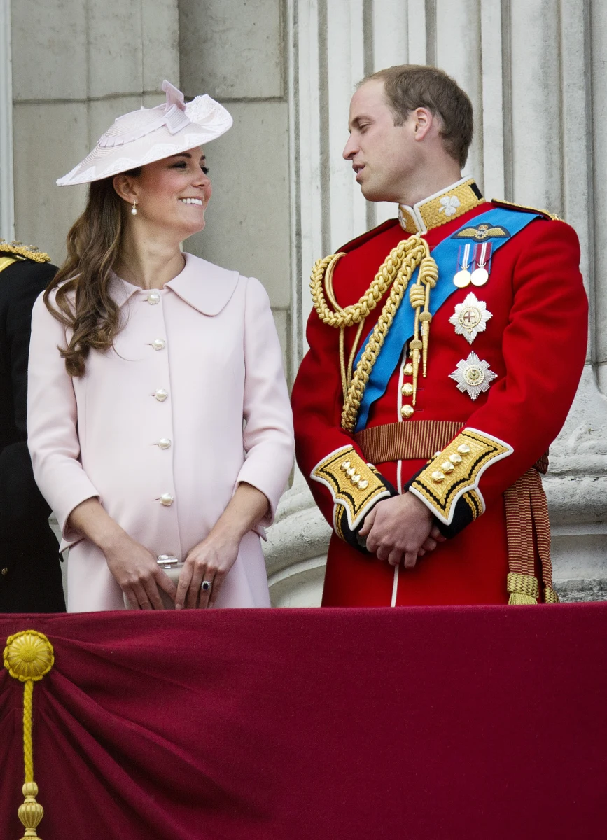 Wiadomość o narodzeniu dziecka księżnej Kate i księcia Williama zostanie ogłoszona na papierze z sygnaturą Pałacu Buckingham i opublikowana na dziedzińcu na specjalnych sztalugach jeszcze przed wysłaniem informacji do prasy - podał dwór świętego Jakuba, który pełni rolę sekretariatu książęcej pary. Dokładnie w ten sam sposób ogłoszono narodziny księcia Williama.