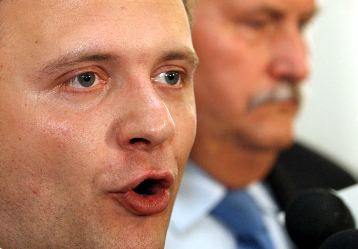 Uczestniczyli w przesłuchaniach rebeliantów. Zamieścili zdjęcia więźniów w internecie i podpisali: "W najbliższych dniach czeka ich ciężkie życie, ale zdaje się, że nie będą się zbyt długo męczyć". O wizycie sześciu Polaków w Syrii pisze „Gazeta Wyborcza”.