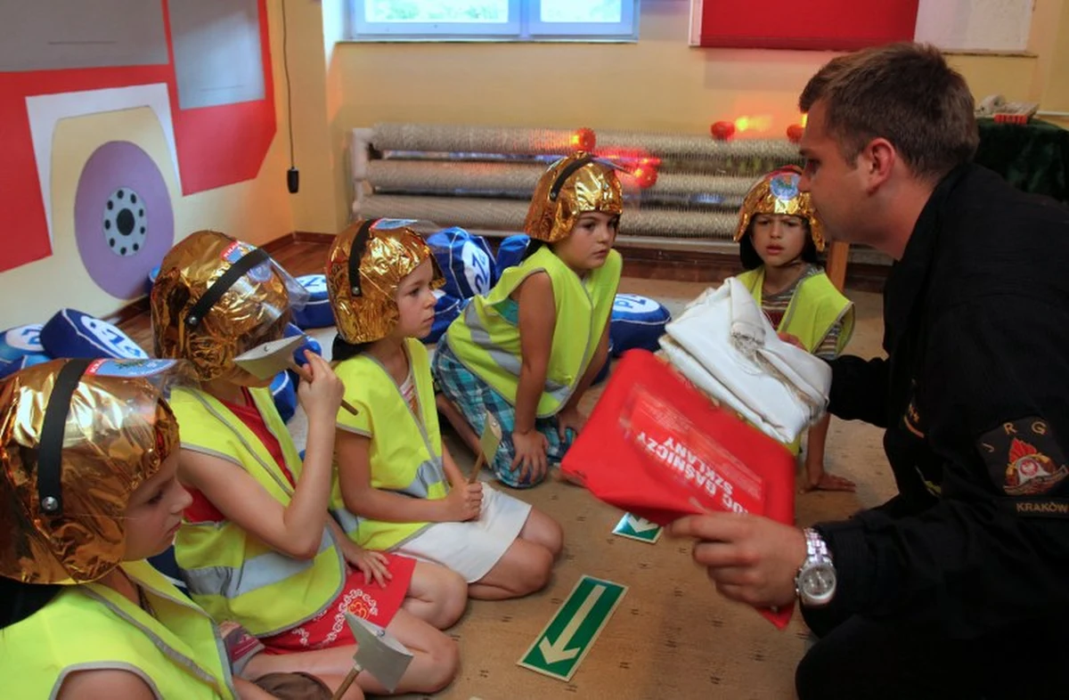 "Bezpieczny dom" otwarto w jednostce Państwowej Straży Pożarnej przy ulicy Rzemieślniczej w Krakowie. To miejsce, w którym strażacy będą uczyć dzieci, jak zachować się na co dzień, by nie wywołać pożaru i co robić, kiedy wybuchnie ogień. 