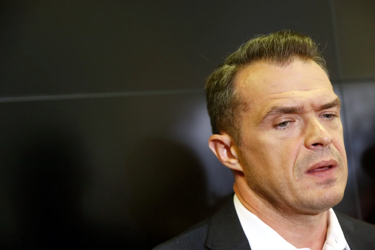 Prokuratura odmówiła wszczęcia śledztwa z zawiadomienia firmy CAM Media na dziennikarzy "Wprost". Tygodnik zasugerował, że minister transportu Sławomir Nowak pomagał właścicielom firmy w zdobywaniu rządowych kontraktów. Właściciele donieśli więc do prokuratury, że z powodu publikacji spadła wartość ich spółki na giełdzie.