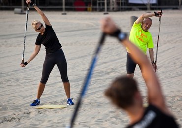 Trening Nordic Walking na plaży w Gdyni
