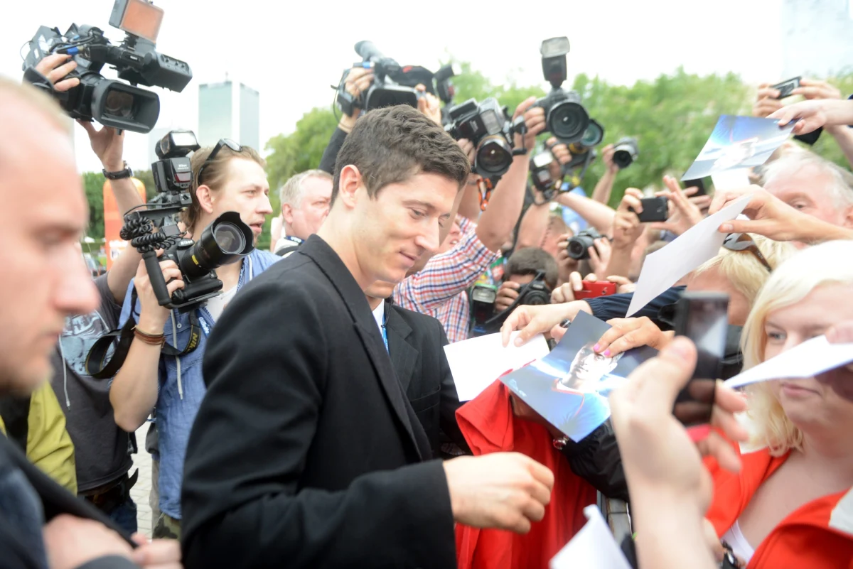 Historia ślubu Roberta Lewandowskiego już niebawem będzie tak długa, jak telenowela dotycząca jego transferu. W ostatni weekend piłkarz wywiódł wszystkich w pole i wcale się nie ożenił. Krążąca w mediach data ślubu była tylko plotką. Kiedy jednak polski snajper i jego narzeczona staną już na ślubnym kobiercu, zabraknie obok nich kolegów "Lewego" z Borussii - Kuby Błaszczykowskiego i Łukasza Piszczka - donosi "Fakt".