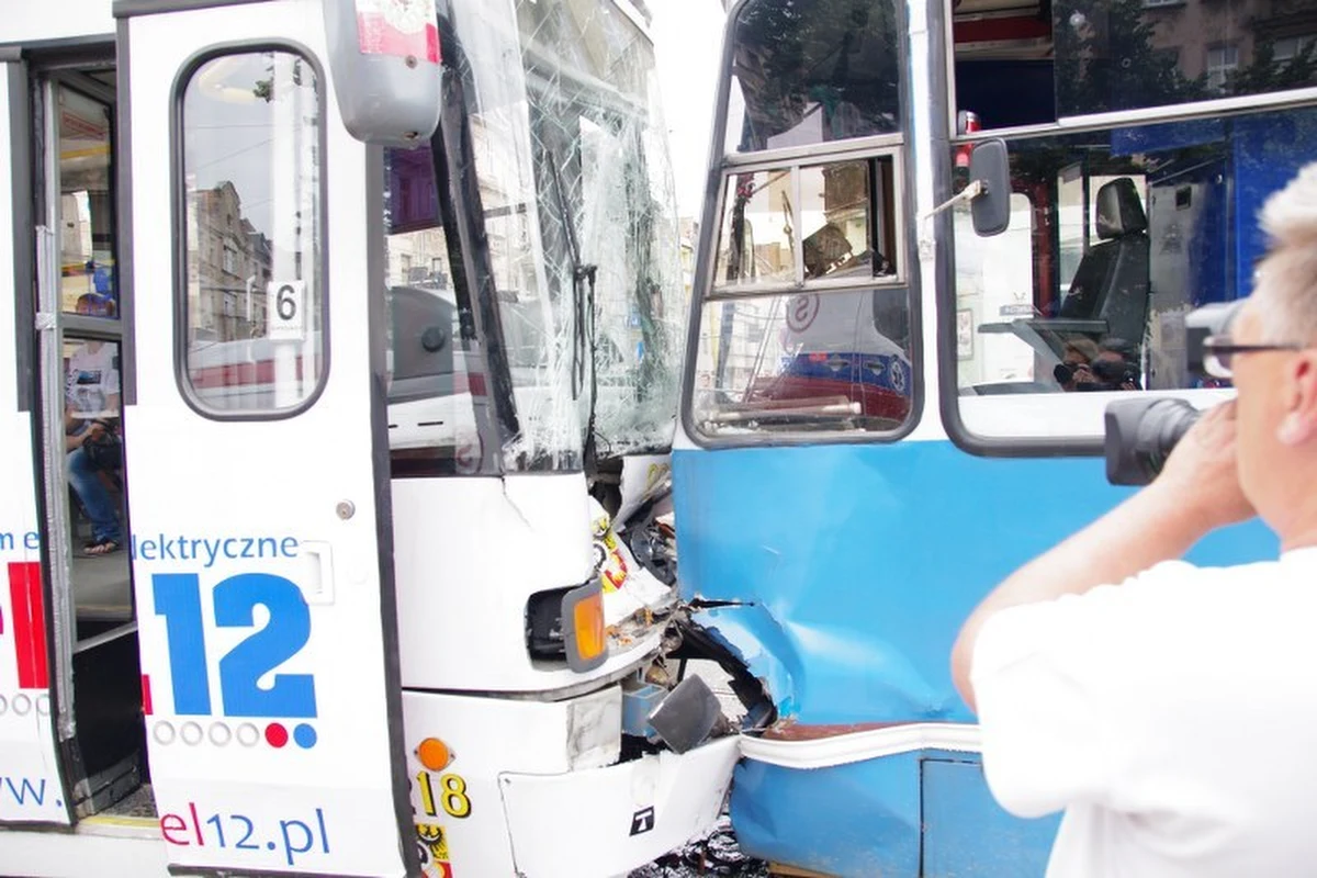 We Wrocławiu na skrzyżowaniu ulicy Sienkiewicza z Piastowską zderzyły się dwa tramwaje. W wypadku rannych zostało 25 osób, jedna z nich ma uszkodzony kręgosłup.