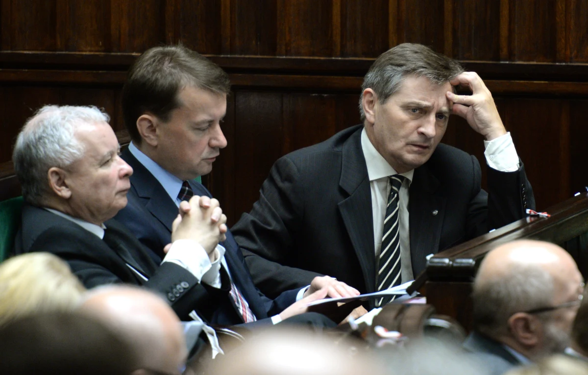 Sejmowa Komisja Odpowiedzialności Konstytucyjnej wyznaczyła terminy przesłuchania Jarosława Kaczyńskiego i Zbigniewa Ziobry. Ma być to kolejny krok w kierunku postawienia byłego premiera i byłego ministra sprawiedliwości przed Trybunałem Stanu. PO zarzuca im naruszenie konstytucji i uprawnień Rady Ministrów podczas "walki z układem i budowania IV RP".