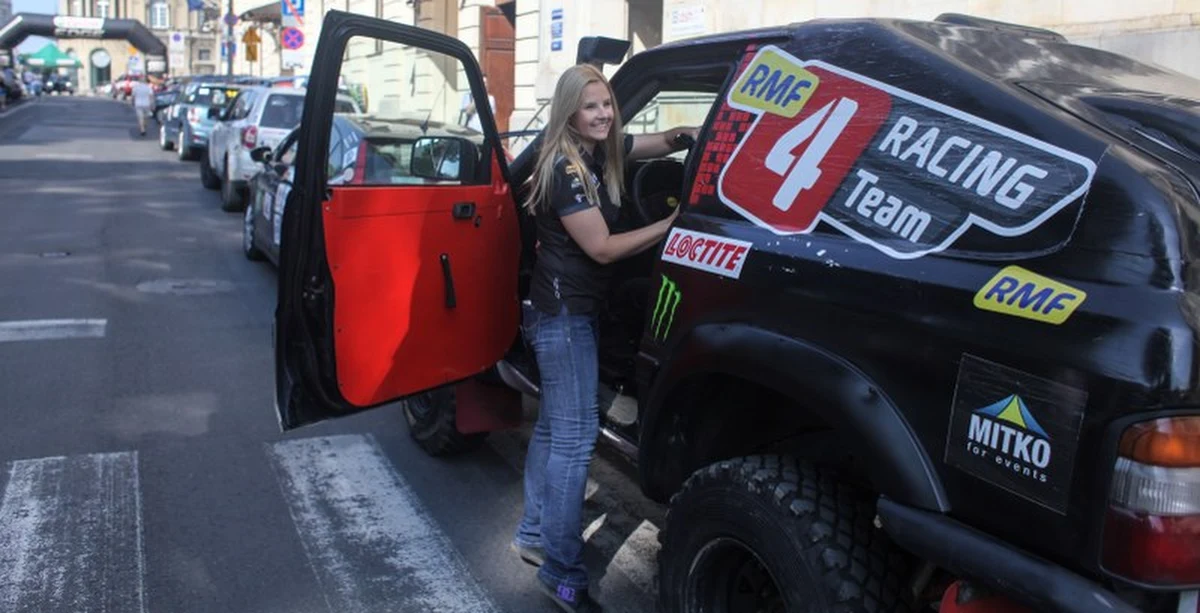 W Warszawie wystartował III Rajd Polski Kobiet. Celem wyścigu jest promowanie badań profilaktycznych kobiet. Startuje kilkadziesiąt załóg, a na linii startu można było zobaczyć między innymi Małgorzatę Kosińską z RMF 4Racing Team. Małgorzata zajmie miejsce w fotelu kierowcy nie po raz pierwszy, ale dla Aleksandry Kujawy będzie to rajdowy debiut w roli pilota.