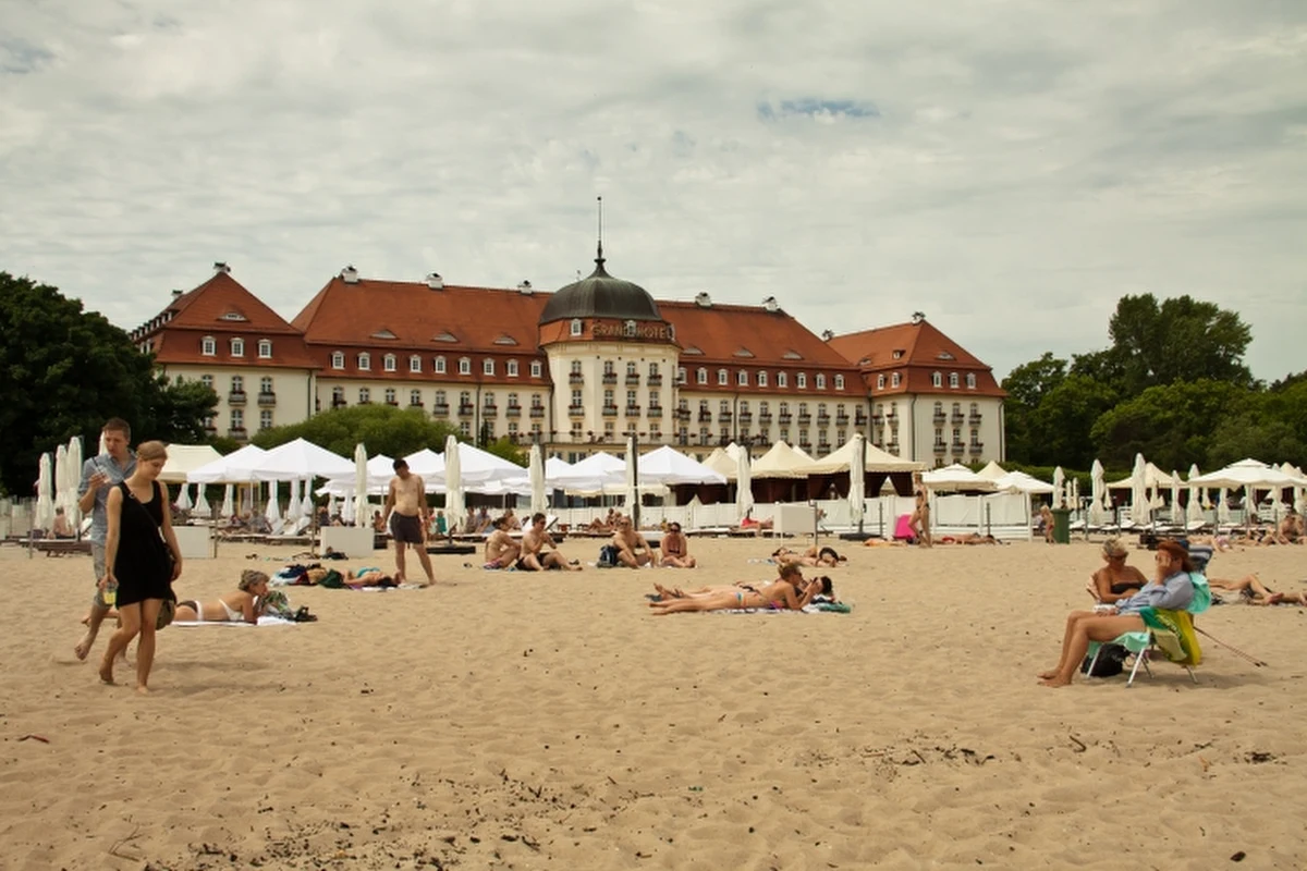 Jak się przekonali nasi reporterzy, wszystko wskazuje na to, że Polacy dopiero zaczynają planować wakacyjne wyjazdy. Świadczy o tym fakt, że w wielu miejscach są wolne pokoje, także w lipcu i sierpniu. 