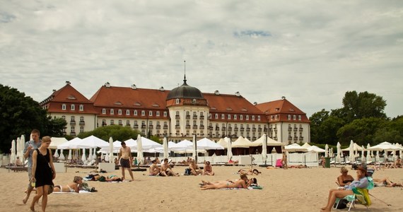 Jak się przekonali nasi reporterzy, wszystko wskazuje na to, że Polacy dopiero zaczynają planować wakacyjne wyjazdy. Świadczy o tym fakt, że w wielu miejscach są wolne pokoje, także w lipcu i sierpniu. 