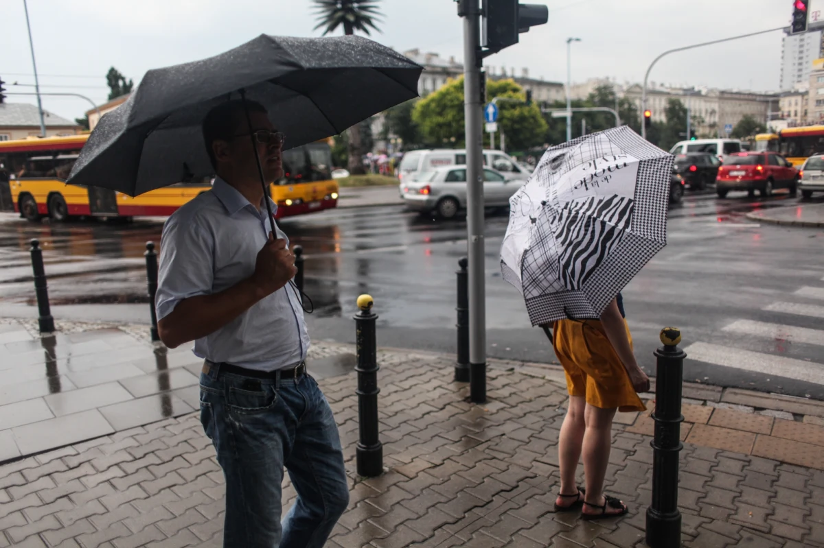 Lato zaczyna się mokro i pochmurnie. Synoptycy IMGW prognozuje na dziś deszcz w całym kraju. Szczególnie dotkliwie pogoda da się we znaki mieszkańcom wschodniej części kraju - tam przejdą burze, którym mogą towarzyszyć opady gradu. 