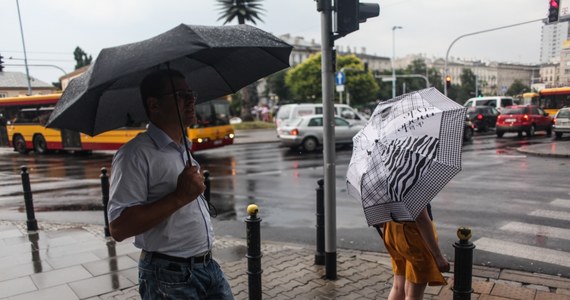 Lato zaczyna się mokro i pochmurnie. Synoptycy IMGW prognozuje na dziś deszcz w całym kraju. Szczególnie dotkliwie pogoda da się we znaki mieszkańcom wschodniej części kraju - tam przejdą burze, którym mogą towarzyszyć opady gradu. 