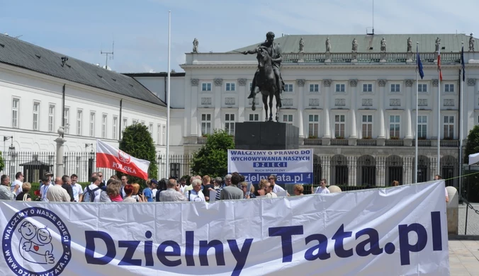 Protest przeciwko łamaniu praw ojców przed Pałacem Prezydenckim