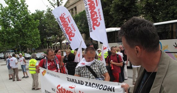 Kilkuset związkowców z trzech regionów NSZZ "Solidarność" z Wielkopolski wzięło udział w proteście przeciwko, ich zdaniem, "antypracowniczej i antyspołecznej polityce rządu". Pikiety zorganizowano w Poznaniu, Kaliszu i Koninie. 