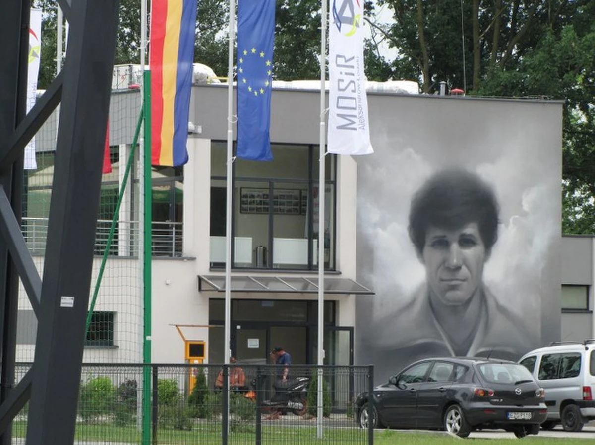 Stadion i mural o powierzchni kilkudziesięciu metrów kwadratowych – w ten niecodzienny sposób Aleksandrów Łódzki uhonorował Włodzimierza Smolarka – jednego z najwybitniejszych polskich piłkarzy w historii. „Myślę, że ten stadion to jest chluba Włodka” – mówi w rozmowie z naszą dziennikarką kolega legendarnego sportowca z czasów młodości. 